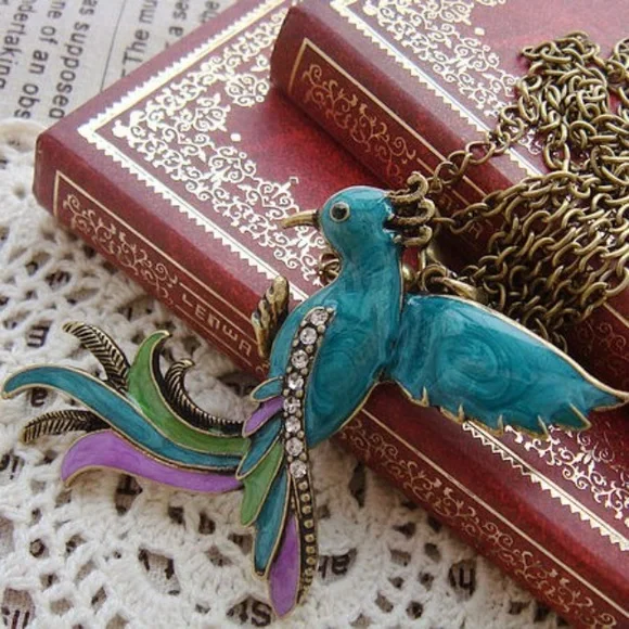 Adorable vintage looking hummingbird necklace - Picture 1 of 4